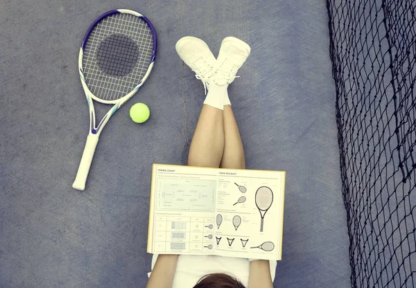 Mulher leitura Livro sobre Tênis — Fotografia de Stock