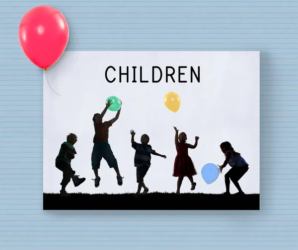 Kinderen die met ballonnen spelen — Stockfoto