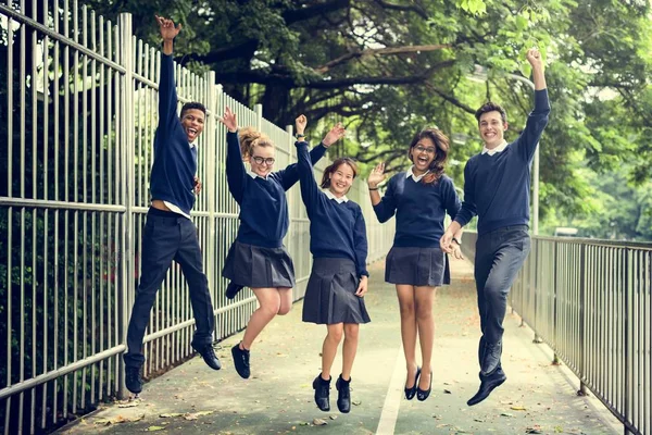 Diversi studenti in uniforme scolastica — Foto Stock