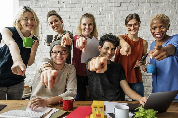 Hipsters trabalhando no escritório contemporâneo — Fotografia de Stock