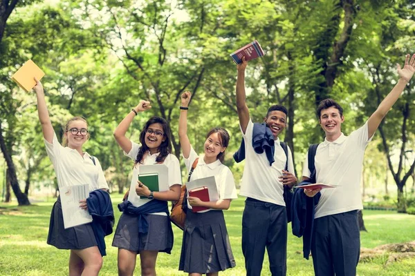 Diversos Estudantes em uniforme escolar — Fotografia de Stock