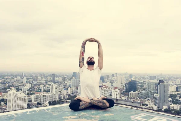Людина, що практикують йогу — стокове фото