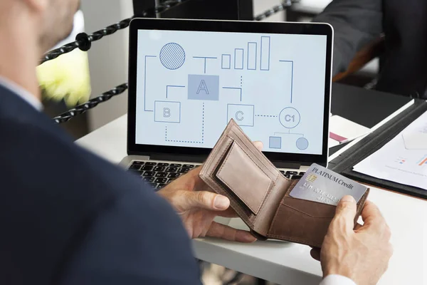 Hombre de negocios tomando tarjeta de crédito — Foto de Stock