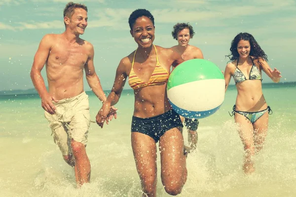 Pessoas jogando com bola na praia — Fotografia de Stock