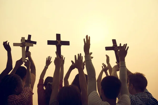 Podniesionymi rękami, z krzyżami chrześcijańskiej — Zdjęcie stockowe