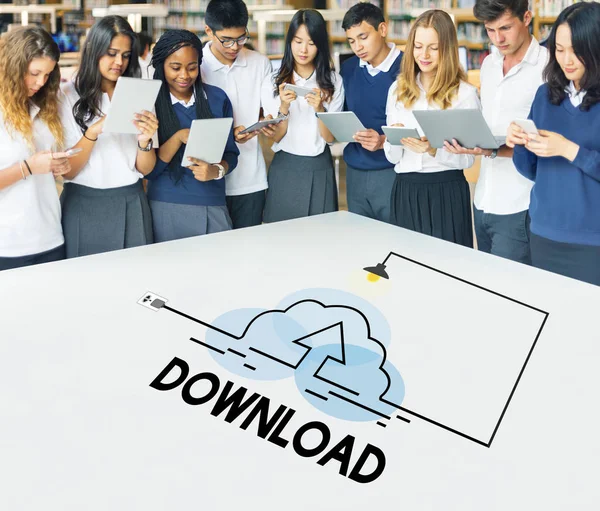 Students using digital devices — Stock Photo, Image