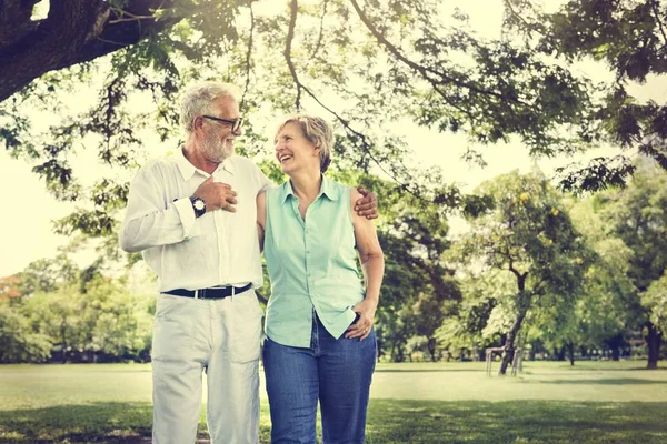 Couple sénior Détendez-vous dans le parc — Photo