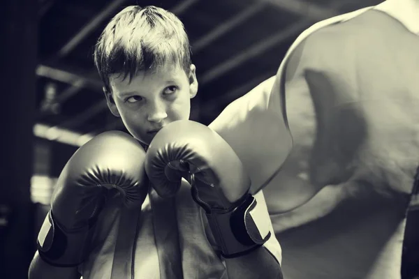 Ragazzo formazione Boxe Esercizio — Foto Stock