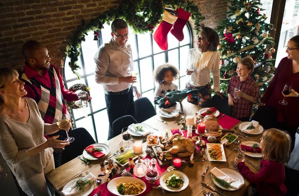 Familie aan tafel met een feestelijk diner — Stockfoto