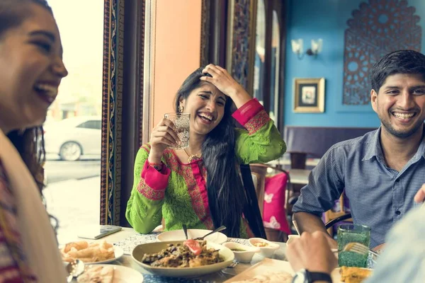 레스토랑에서 아름 다운 인도 친구 — 스톡 사진