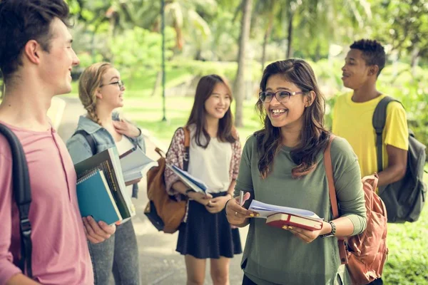 Rozmanité studenti studium venku — Stock fotografie