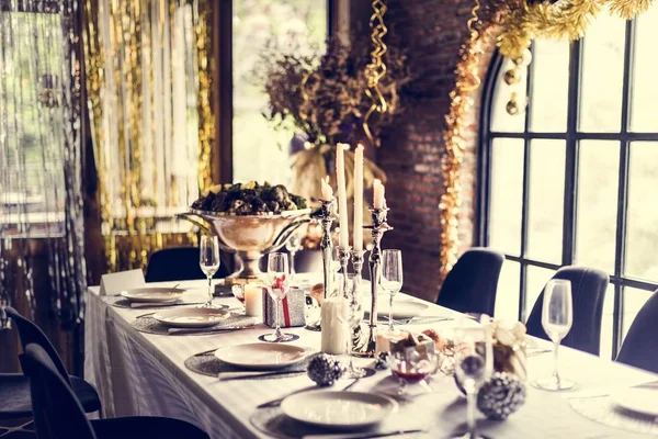 Dekorierter und servierter Tisch im Restaurant — Stockfoto