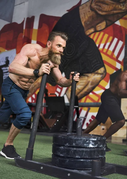 Personer som tränar på gym — Stockfoto