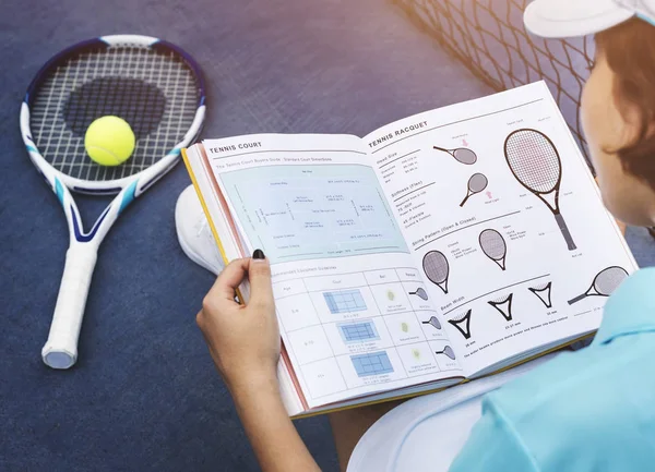 Frau liest Buch über Tennis — Stockfoto