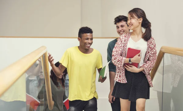 Unga studenter på trappor — Stockfoto