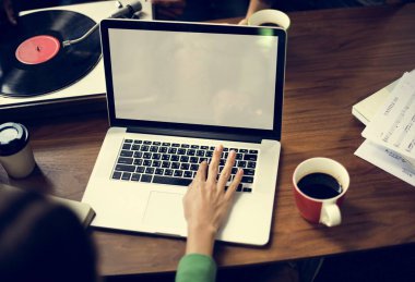 Dizüstü bilgisayarla çalışan kadın