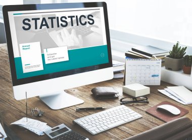 Bilgisayar çalışma masası üzerinde