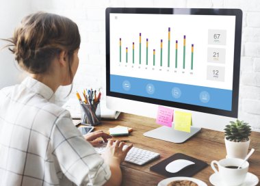 bilgisayar ile çalışan kadın