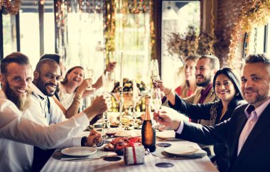 İnsanlar birlikte kutluyor 