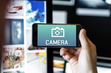 Akıllı telefon kullanan adam