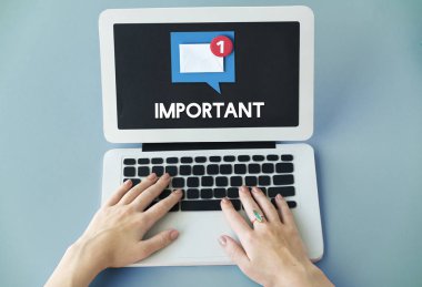 Dizüstü bilgisayarda yazan kadın klavyesi