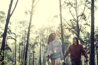 Çift ellerimi ormanda