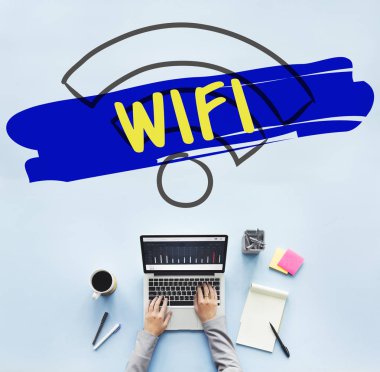 laptop ile çalışan kişi 