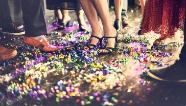 İnsanlar birlikte kutluyor 