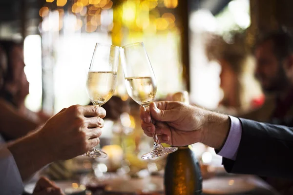 Mensen vieren en drinken champagne — Stockfoto