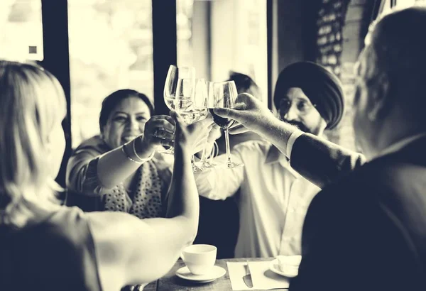 Mensen Dining en het drinken van alcohol — Stockfoto