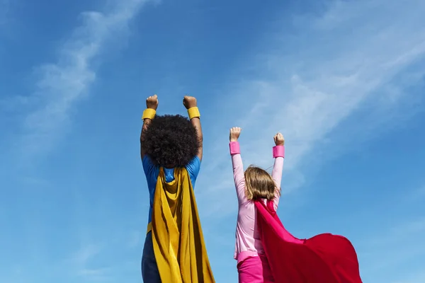 Superheld fröhliche Kinder — Stockfoto