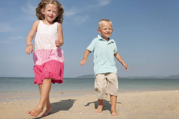 Children playing on the beach — Stock Photo, Image