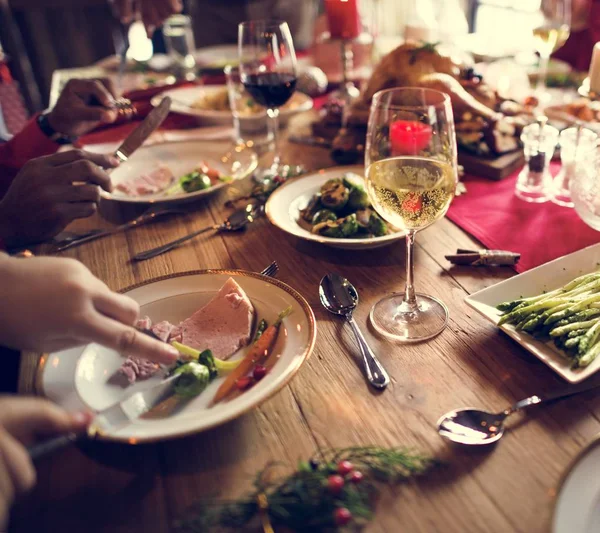 Familia en la mesa con una cena festiva —  Fotos de Stock