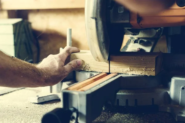 Travailleur du bois Artisanat dans l'atelier — Photo