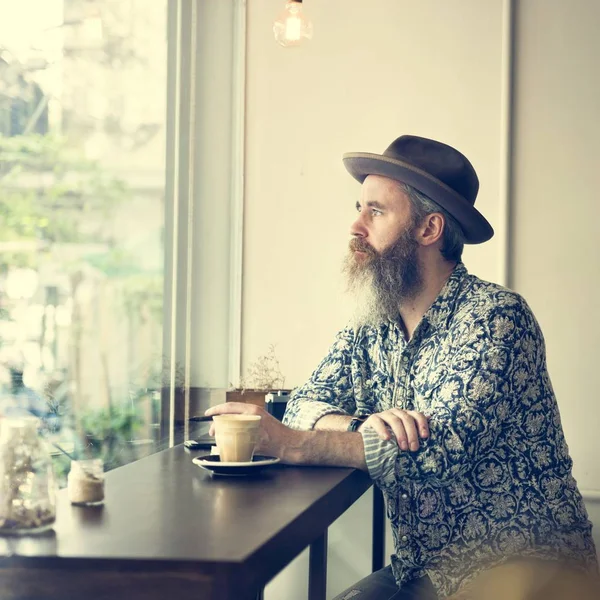 카페에 앉아 모자에 hipster 남자 — 스톡 사진