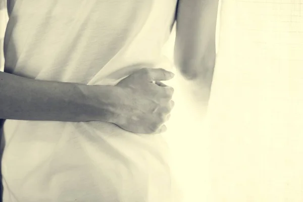 Abrazos de mano para la cintura — Foto de Stock