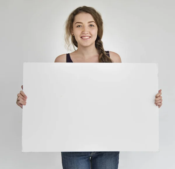 Жінка тримає паперовий банер — стокове фото