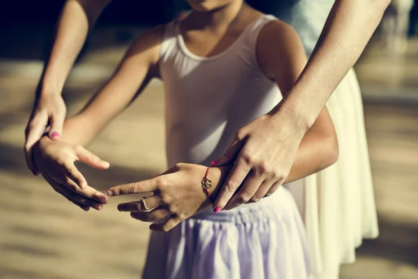 Ballerina Lehrer Praxis mit Mädchen — Stockfoto