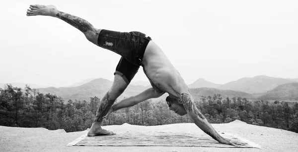 Mann macht Yoga-Übungen — Stockfoto