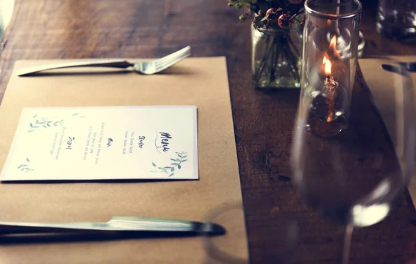 Mesa de restaurante con menú — Foto de Stock