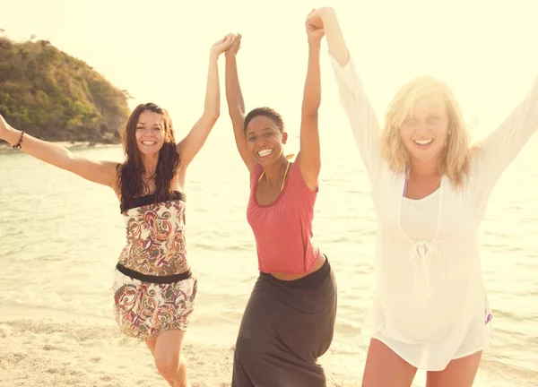 Mujeres divirtiéndose en la playa —  Fotos de Stock