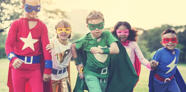 遊ぶスーパー ヒーロー陽気な子供たち — ストック写真