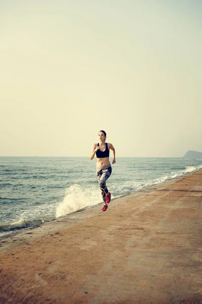 Esportiva mulher correndo na praia — Fotografia de Stock