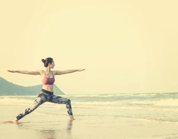Woman doing Yoga on Beach — Stock Photo, Image