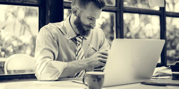 Homem de negócios bonito usando laptop — Fotografia de Stock