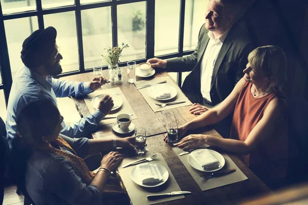 Företag personer äta tillsammans i restaurang — Stockfoto