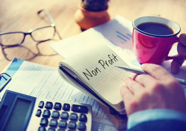 Hombre escribiendo notas en cuaderno — Foto de Stock