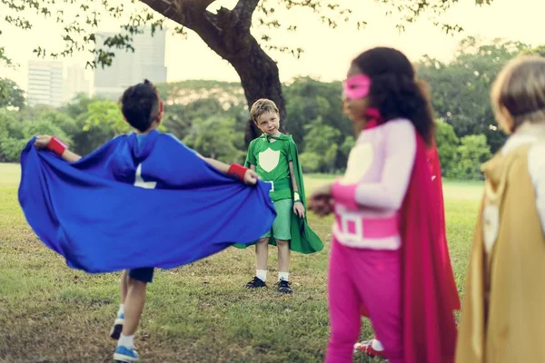 Superhéroes Niños alegres jugando — Foto de Stock