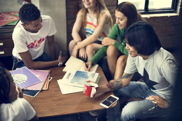 Teenagers have fun together — Stock Photo, Image