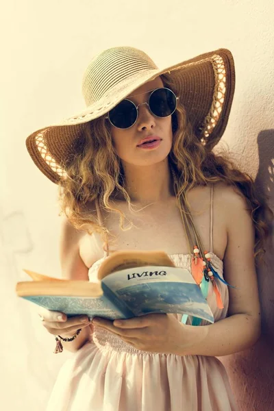 Красива жінка читає книгу — стокове фото